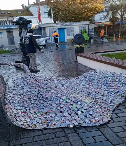 Büyükada Meydanı’nda ‘Atık’ Tartışması: Çevre Bilinci mi, Siyasi Gösteri mi?