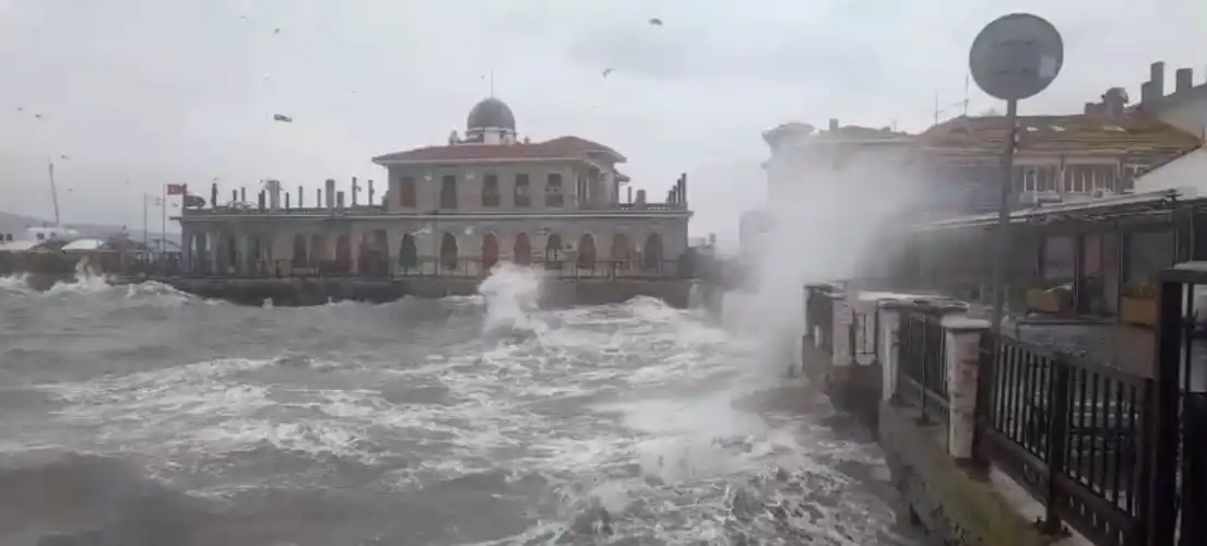 Büyükada’da Dev Dalgalar Sahili Dövdü!