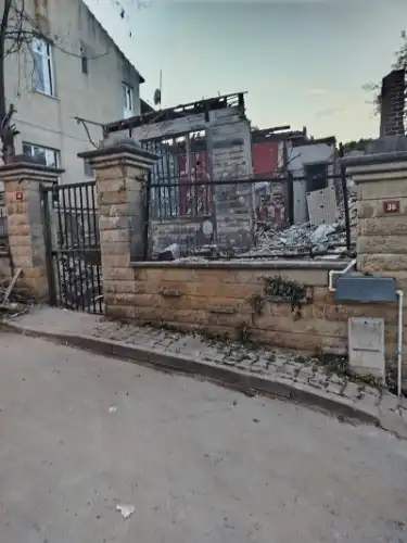 Büyükada’da Tarih Sessizce Yok Oluyor: Sakarya Sokak’ta ‘Tabelasız’ Yıkım Muamması