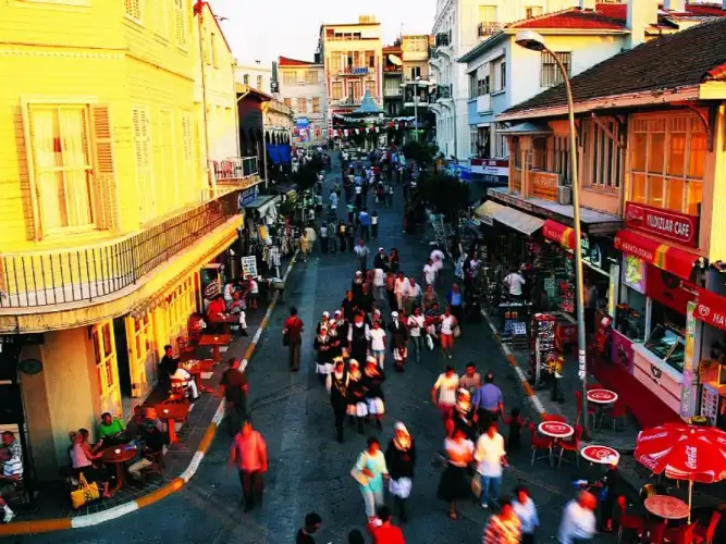 Büyükada’da Yeni Yıl Coşkusu: Deniz, Işıklar ve Huzurlu Bir Kaçış