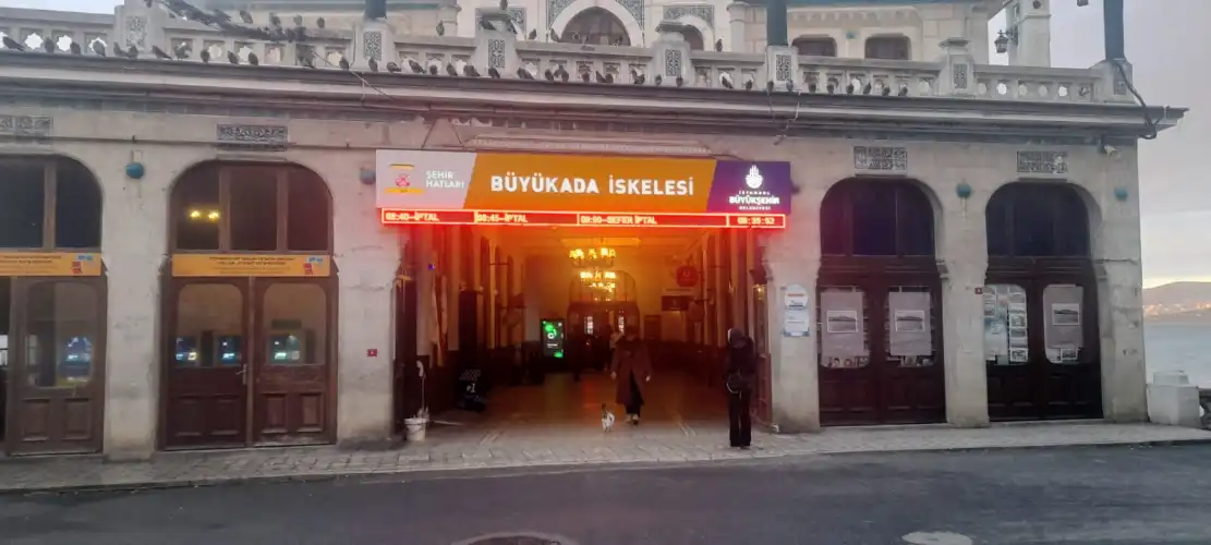 İstanbul’da Deniz Ulaşımına “Fırtına” Engeli: Adalar Seferleri İptal Edildi