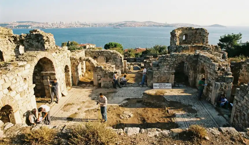 Kınalıada (Proti) Arkeolojik ve Mimari Envanterinde Hamam Kalıntısı Sorunsalı: Bizans Hidrolik Altyapısı, Manastır Mimarisi ve Toponimik Yanılgıların Kapsamlı Analizi