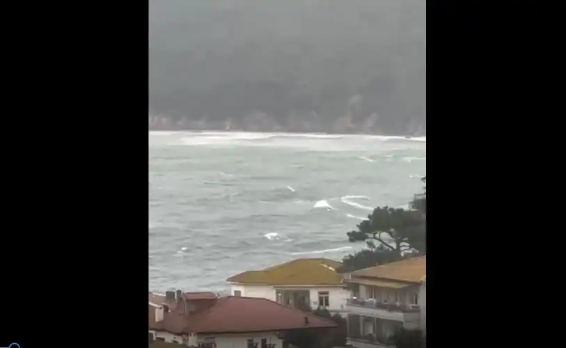 Marmara Kabardı, Adalar Görünmez Oldu: Lodosun Şiddeti Kamerada