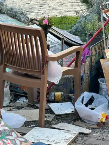 Burgazada Sahilinde Sanat ve Karmaşa: Sokak Sanatçısının Açık Hava Atölyesi Tartışma Konusu Oldu