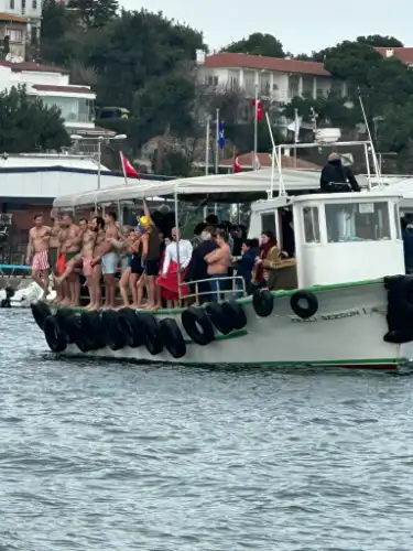 Burgazada’da Kutsal Heyecan: Buz Gibi Sularda Haç Çıkarma Töreni Yapıldı