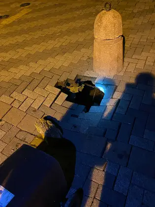Büyükada Sahilinde Tehlikeli Göçük! Çöp Arabası Geçerken Yol Çöktü, Vatandaşlar Tedbir Aldı