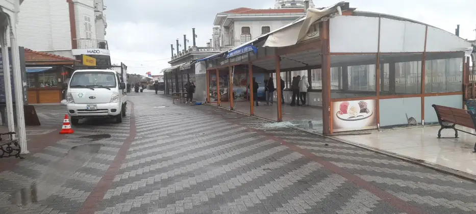 Büyükada’da Kaçak Yapı Yıkımları Başladı: İşletmeciler Kendi İmkanlarıyla Söküme Geçti