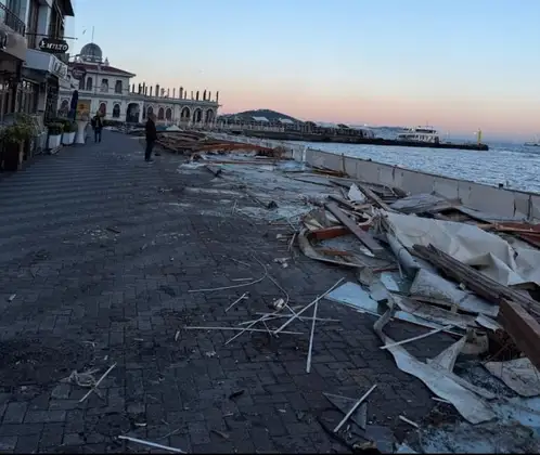Büyükada’da Sahil Dönüşümü: Gülistan Caddesi’ndeki Kaçak Eklentiler Kaldırıldı