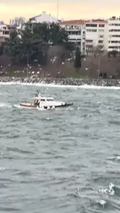 Fırtınada Sıra Dışı Görüntü: Dalgalarla Boğuşan Tekneye Martılardan ‘Hava Eskortu’