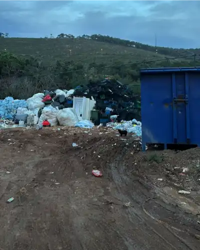 Heybeliada’da Doğa Katliamı: Tarihi Çam Limanı Kaçak Döküm Sahasına Döndü!
