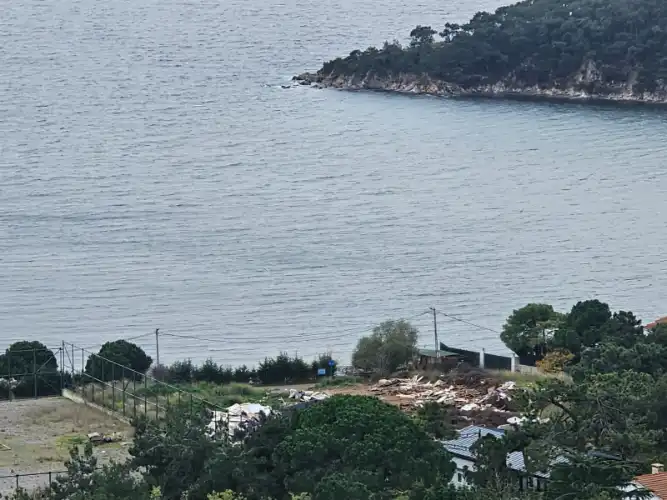 Heybeliada’nın İncisi Çam Limanı Çöplüğe Döndü: Koruma Altındaki Cennet Tehlikede!