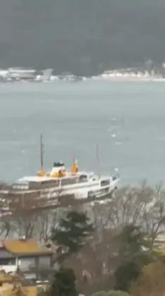 İstanbul’da Lodos Etkili Oluyor: Marmara Denizi’nde Dev Dalgalar Vapurları Beşik Gibi Salladı