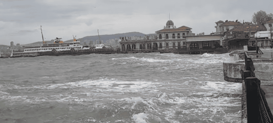 İstanbul’da Lodos Fırtınası: Büyükada’da Dev Dalgalar Sahili Yuttu