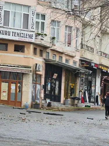 İstanbul'da Lodos Kabusu: Heybeliada'da Tarihi Bina Rüzgara Teslim Oldu