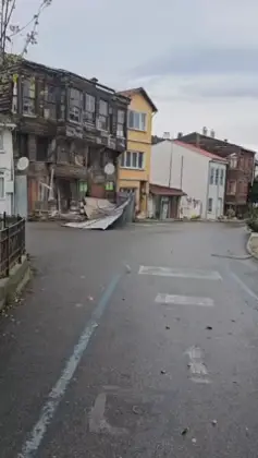 İstanbul’da Lodos Kabusu: Heybeliada’da Tarihi Bina Rüzgara Teslim Oldu