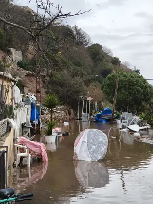 Marmara’da Lodos Kabusu: Dev Dalgalar Kınalıada Sahilini Yuttu