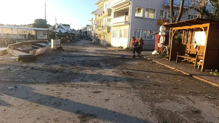 Kınalıada’da Fırtına Sonrası Deniz Atıkları Temizlendi