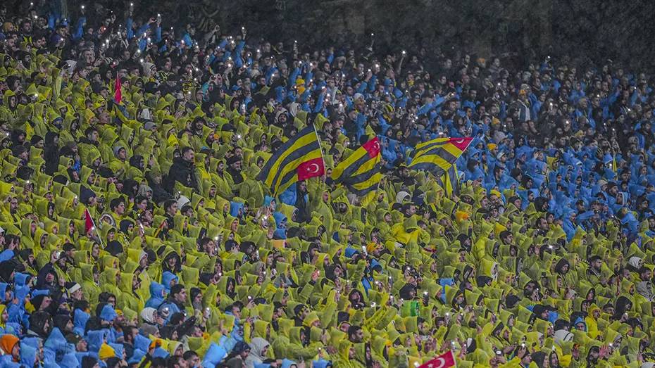 Süper Kupa Derbisinde Sahada 2-0, Tribünde “Yağmurluk” Tartışması