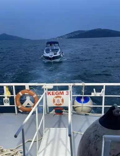 Adalar Açıklarında Korku Dolu Anlar: Sürüklenen Tekneyi Kıyı Emniyeti Kurtardı