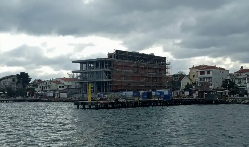 Adalar’da Yeni Hizmet Binası İnşaatı Silüet ve ‘Çifte Standart’ Tartışmalarına Yol Açtı