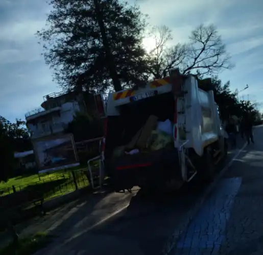Büyükada’nın Merkezinde Terk Edilen Dolu Çöp Kamyonu Tepki Çekiyor