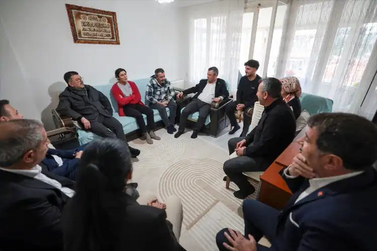 CHP Genel Başkanı Özgür Özel, Tutuklu Gençlik Kolları Başkanı Ramazan Yıldız’ın Ailesini Ziyaret Etti