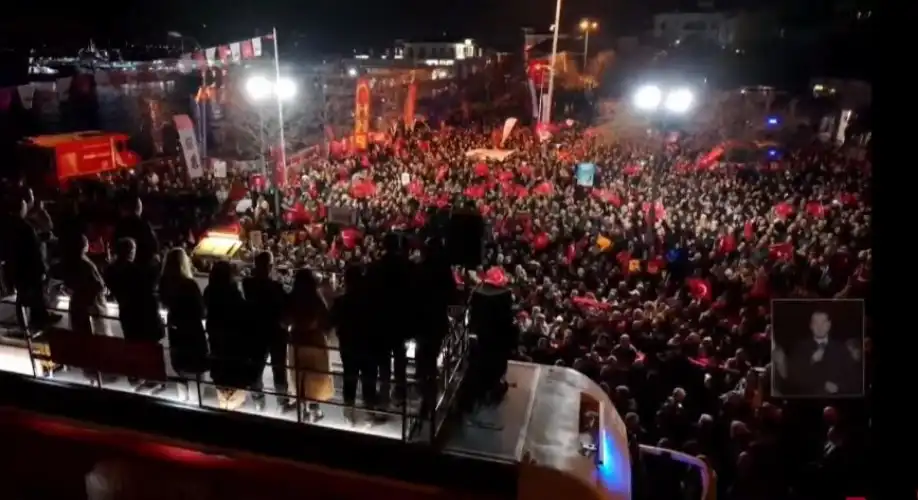 Özgür Özel’den Büyükada’da ‘Millet İradesine Sahip Çık’ Mitingi: İmamoğlu’nun Tutukluluğuna Son ve Erken Seçim Çağrısı