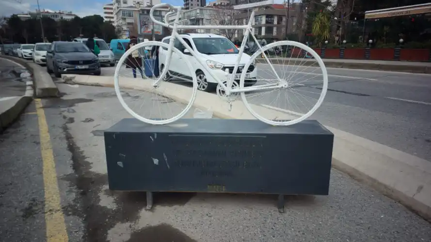 Bostancı’da Hayalet Bisiklet Anıtı: Trafikte Kaybedilen Bisikletlilerin Anısına Bir Uyarı