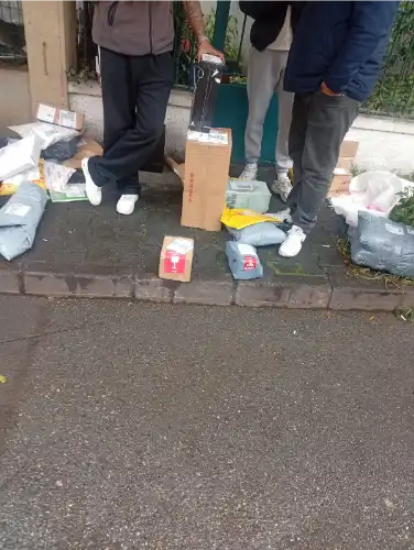Adalar’da akülü araç krizi büyüyor: Kargolar sokakta teslim ediliyor