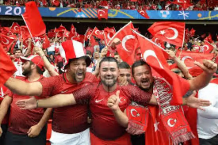 Milli Takım Coşkusu, Süper Lig Eleştirisi: Taraftarın Gözünden Futbolun İki Yüzü