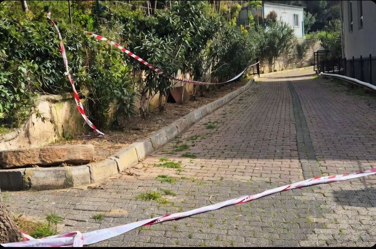 Adalar’da Korkutan Çökme Tehlikesi: Duvar Çatladı, Yol Kapatıldı