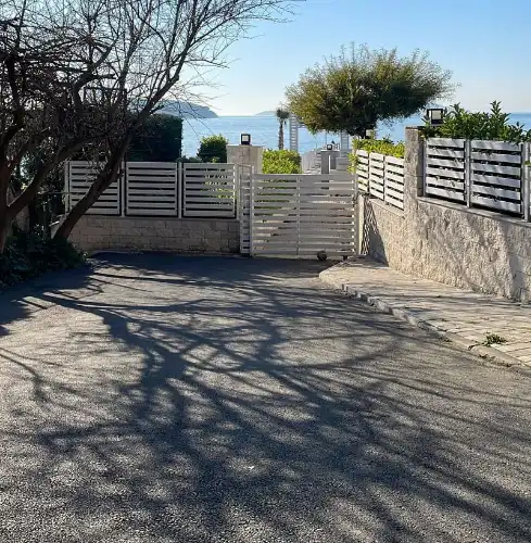 Heybeliada’da Anayasa İhlali: Halkın Denize İnen Yolu Plaj İşletmesi Tarafından Demir Kapılarla Kapatıldı!