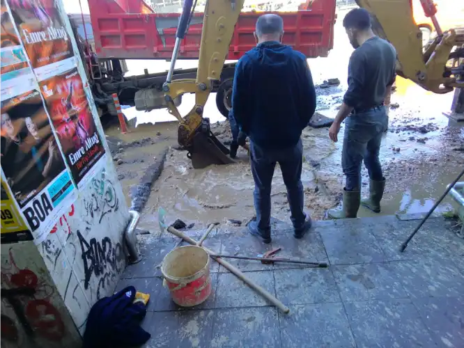 Kadıköy Rıhtım’da İski Hattı Patladı: Cadde Ve Kaldırımlar Sular Altında Kaldı