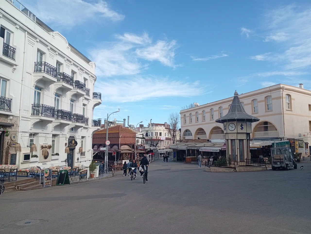 Büyükada Saat Meydanı’nda Mekânsal Kimlik Tartışması: Kıyı mı, meydan mı, çarşı mı? Planlama ilkeleri ne diyor?