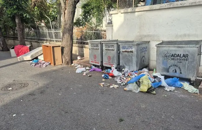 Heybeliada’da Çöp Provokasyonu Şüphesi: Konteynerler Dururken Çöpler Neden Yere Atılıyor?