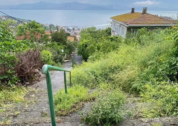 Heybeliada’da Hüseyin Rahmi Bey Sokak Sakinlerinden İsyan: “Sokağımız Cezalandırılıyor mu?”