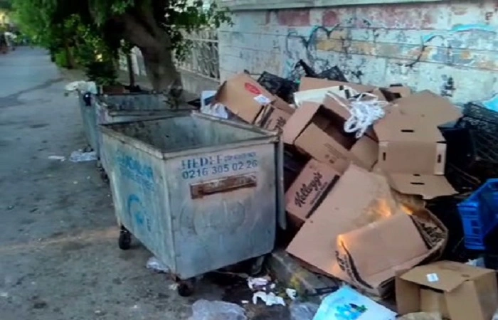 Adalar Halkı İsyan Etti: Konteynerler Boşken Çöplerin Yola Atılmasında “Art Niyet” Şüphesi!
