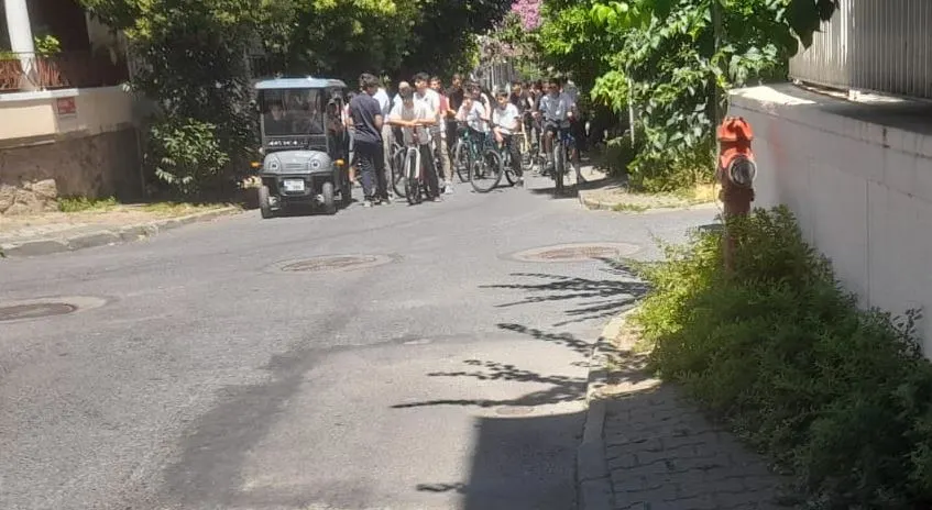 Adalar’da Trafik Yoğunluğu: Bisiklet Grupları ve Akülü Araçlar Kamerada