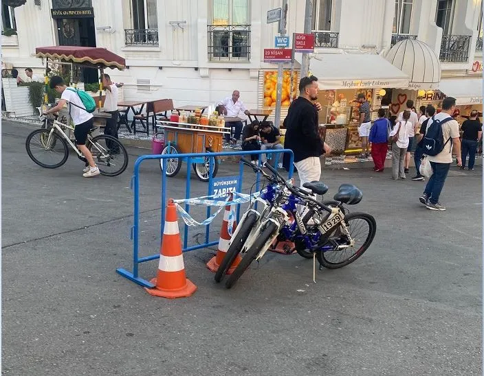 Büyükada Saat Meydanı’nda Asfalt Çöktü: Tehlike Son Anda Fark Edildi