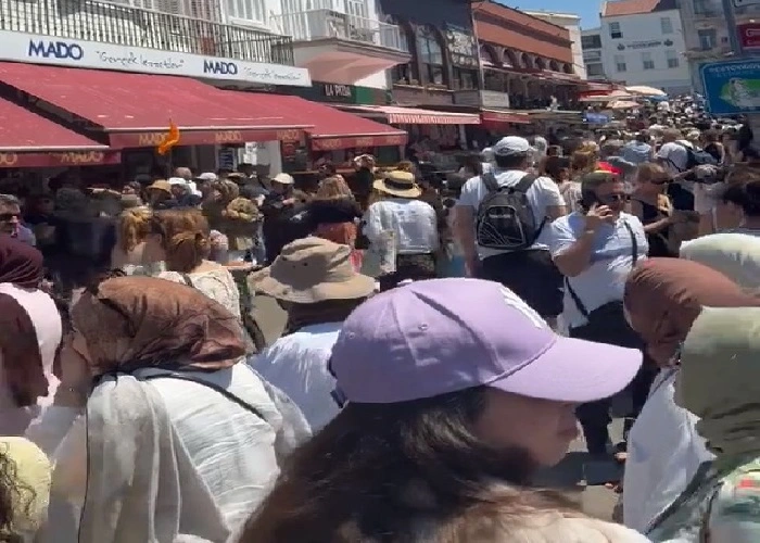 Büyükada’da İzdiham: Vapurlar Gecikti, Sahilde Adım Atacak Yer Kalmadı