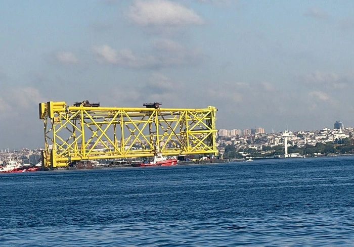 İstanbul Boğazı’nda Dev Mesai: 350 Metrelik Sondaj Platformu İskelesi Karadeniz’e İlerliyor