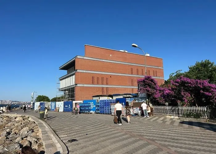 Adalar Belediyesi Yeni Hizmet Binası: Tarihî Doku ile Çağdaş Kamu Mimarisinin Dengeli Buluşması