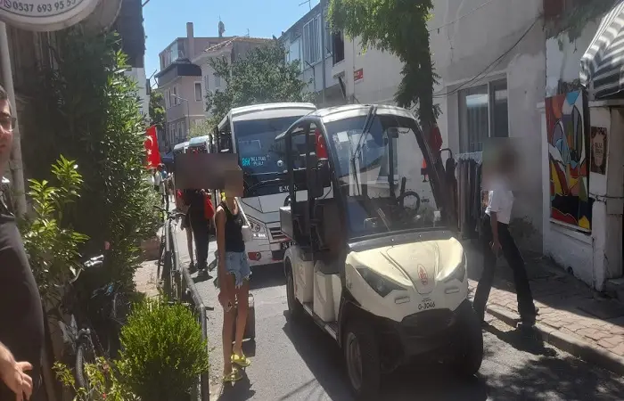 Adalar’da Kaldırım İşgali ve Azmanbüs Çıkmazı: Yayaların Hakkını Kim Koruyacak?