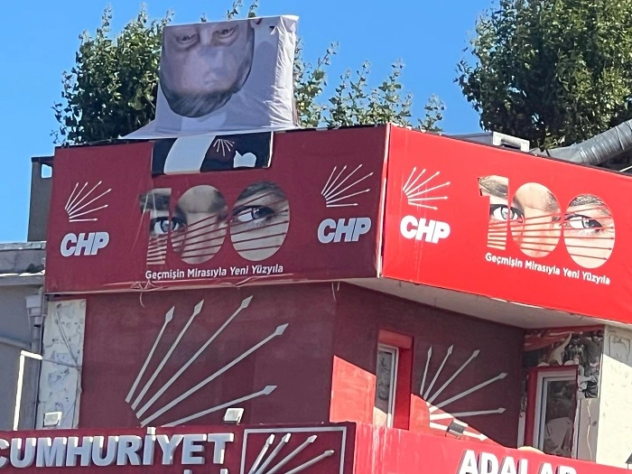Adalar’da Siyasetin “Ters Yüz” Olduğu An: İstifa Depreminin Ardından Çatıda Bir Garip Mizansen