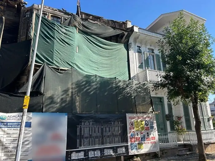 Büyükada Çankaya Meydanı’nın Tarihi İkiz Evleri Yeniden Hayat Buluyor