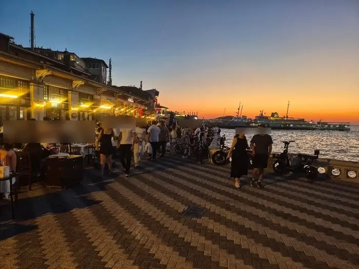 Büyükada Gülistan Caddesi’nde “İşgaliye” Krizi: Yayalara Yürüyecek Yer Kalmadı!