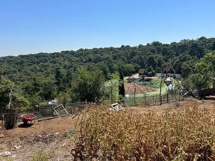 Büyükada Üst Yol’daki Halı Sahada Güçlendirme Çalışmaları devam ediyor.
