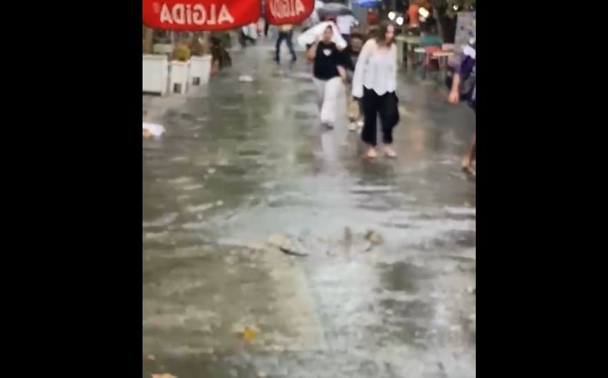 Büyükada’da Beklenen Yağış Hayatı Felç Etti: Sokaklar Göle Döndü, Vatandaşlar Restoranlara Sığındı