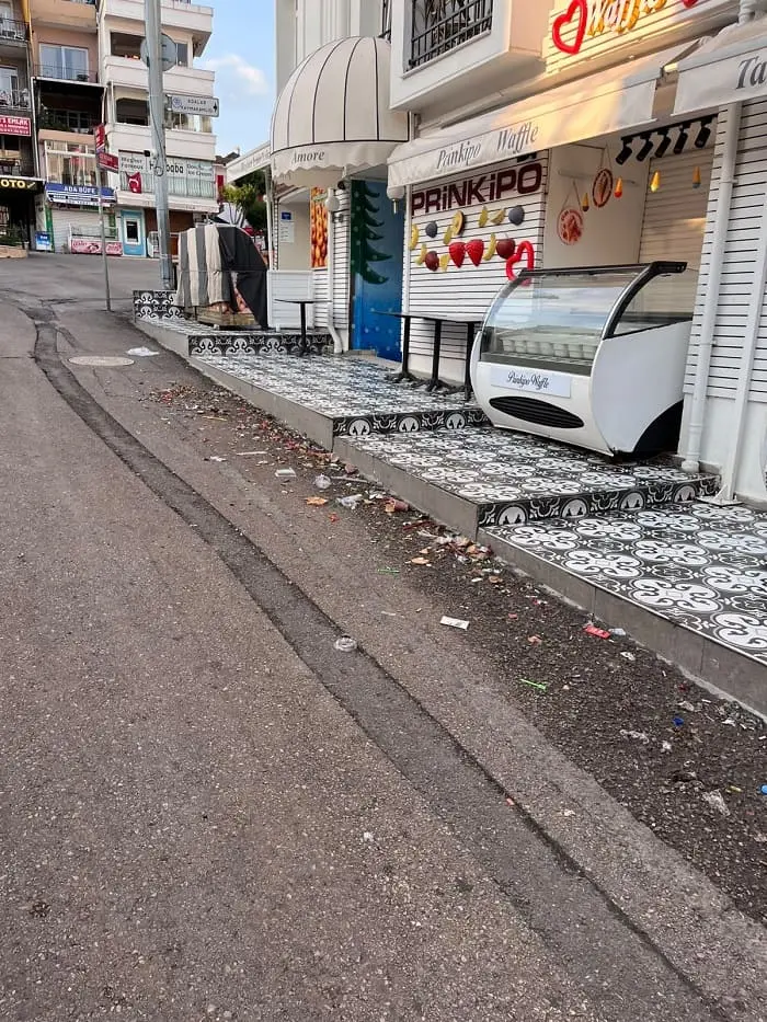 Büyükada’da Çöp Ve Koku İsyanı: “Sokaklar Yıkanmıyor, Leş Gibi Kokuyor”