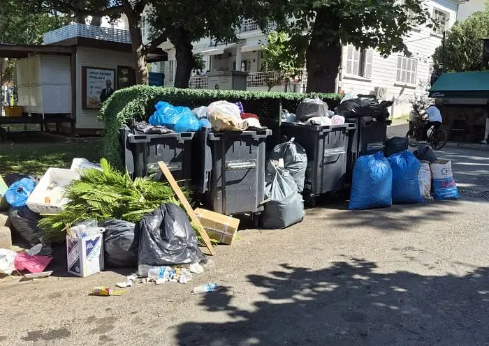 Büyükada’da Halk Ekmek Büfesi Yanında Çöp Dağları: Halk Sağlığı Tehdit Altında!